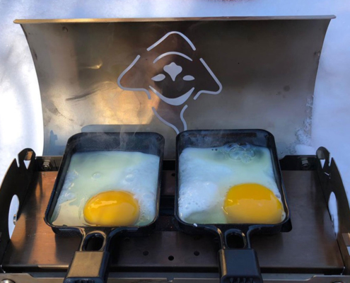 Fouclette, le réchaud tout en un, cuisine des œufs, dans ses poêlons à raclette en randonnée de neige
