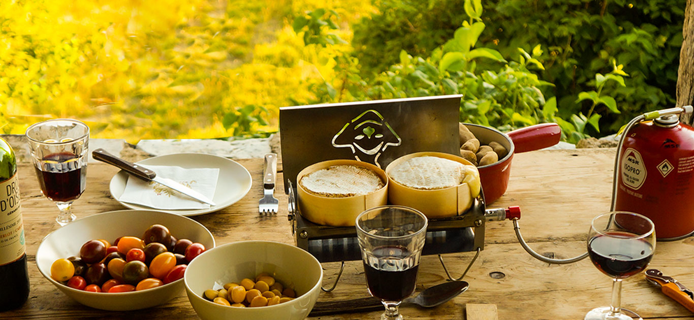 Fouclette en mode plancha pour cuisiner des camemberts chauds dans un dîner entre amis sur le balcon